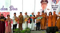 Hari Guru ke 78, Kadis Pendidikan Sumut, H.Asren Nasution, Beri Cendera Mata Pada Pejuang Pendidikan